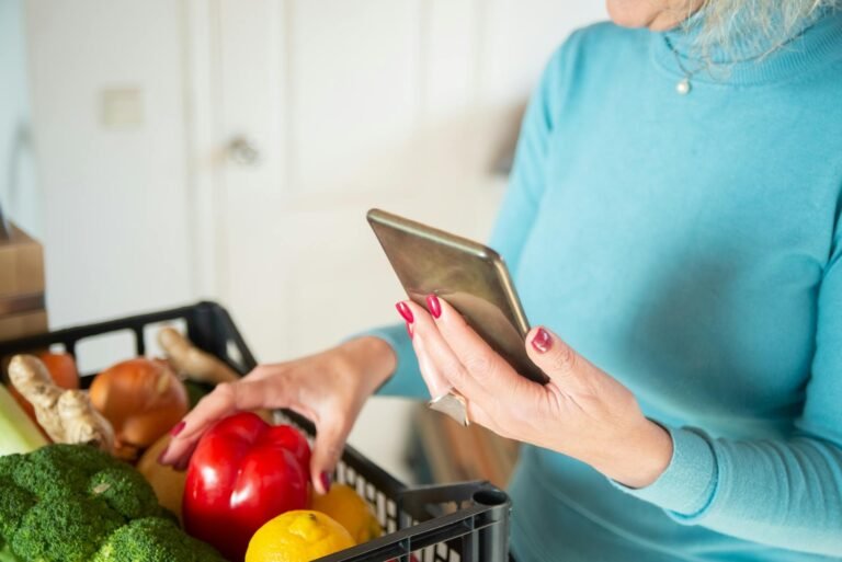 A person who looks up nutritional values ​​on their phone, which is an important skill for nutrition for beginners.